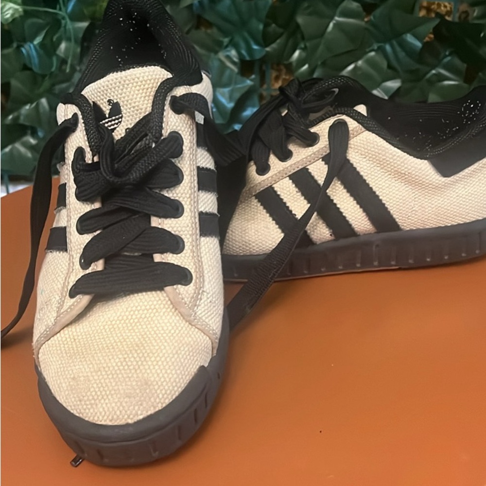 Rare Adidas hemp style men’s size 7